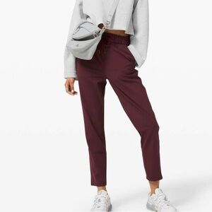 Lululemon Keep Moving Pant
Cassis